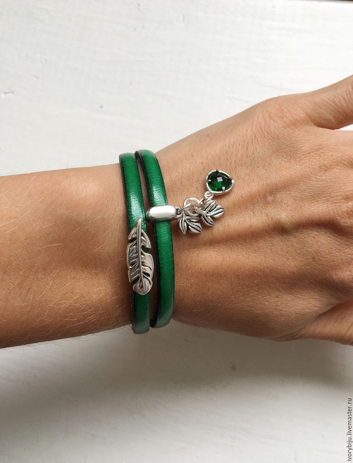 Кожаный браслет намотка "Перо с камнем", зеленый