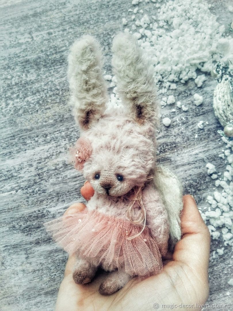 Sweet bunny. Зайчонок в ладошках. Зайка на ладошке. Тедди ангел. Зайка малышка.