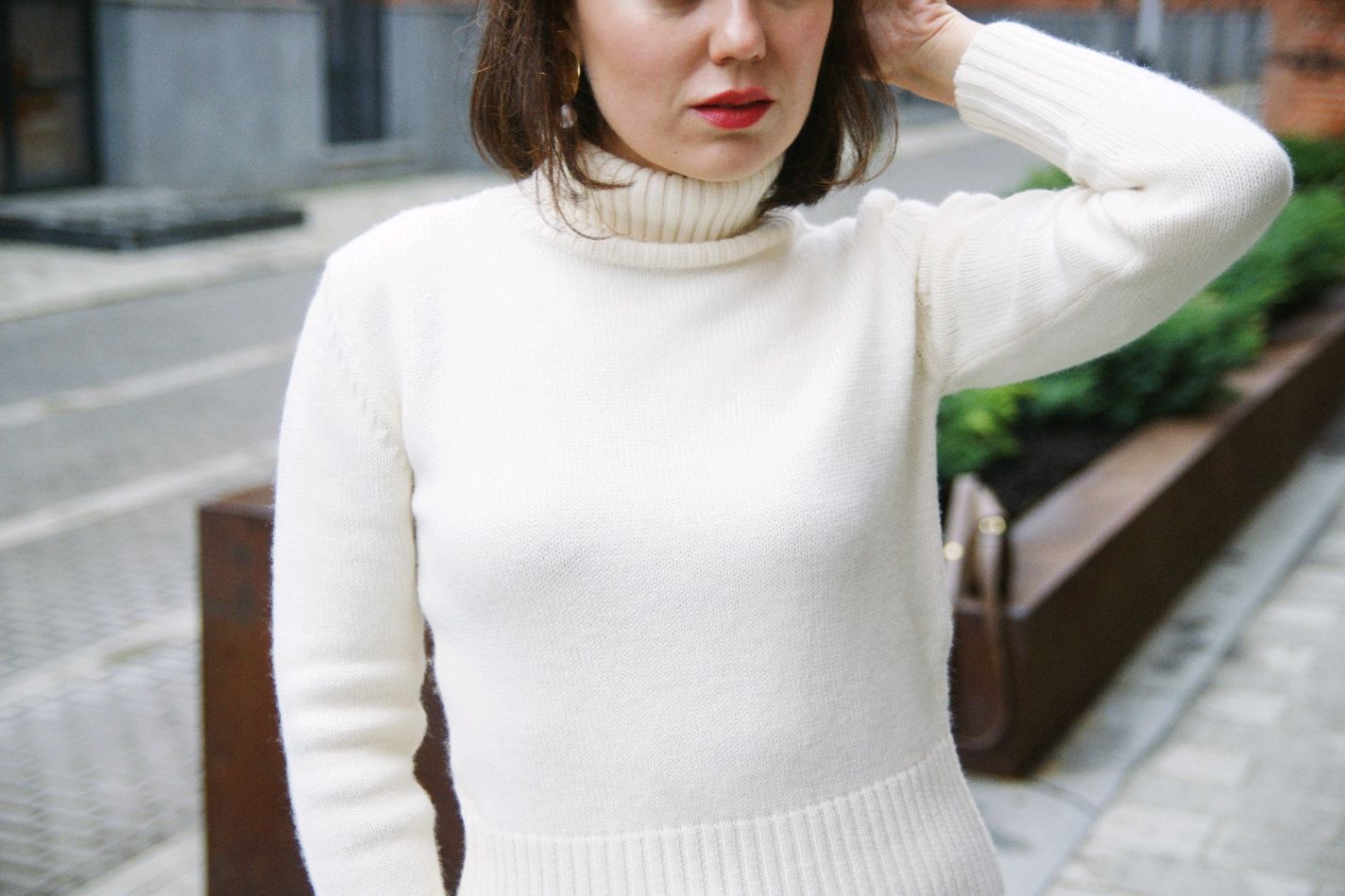 Свитер с высоким горлом. Бадлон Эмма Уотсон. Шерстяной белый свитер 2020 Зара. Свитер с горлом. Белый свитер.