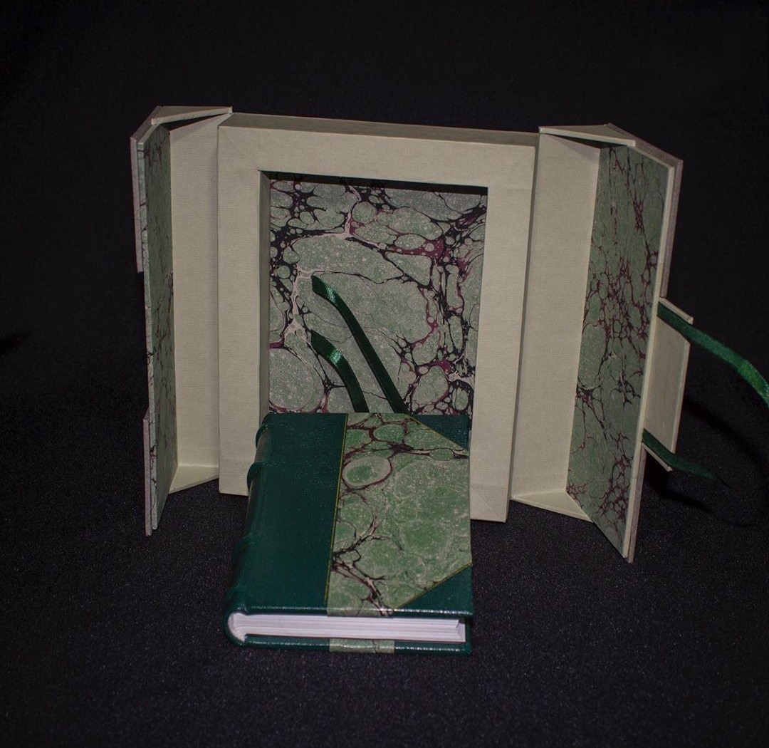 Бумага на обложке книги и на коробе.
