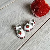 Куклы и игрушки handmade. Livemaster - original item Shoes for Blythe (color - white, strawberry) Leather. Handmade.