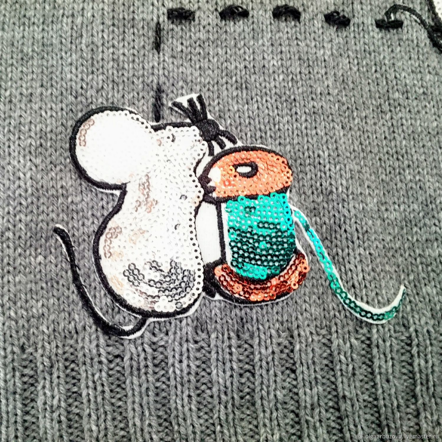Мышонок в свитере