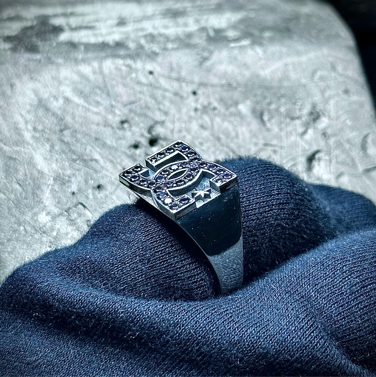 Перстень кольцо DC Shoes серебряное 925 с фианитами в интернет-магазине ...