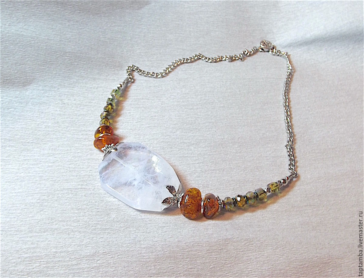 Малахит с жемчугом браслет. Лазурит бусы. Браслет жемчуг малахит аквамарин. Янтарь с жемчугом. Лазурит и жемчуг.