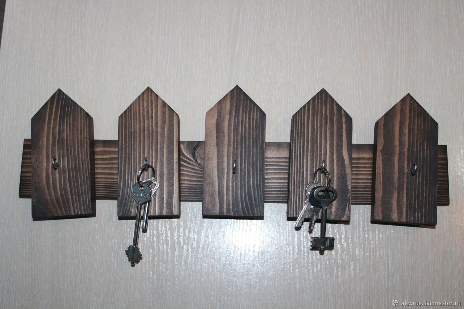 Ключница настенная деревянная с фамилией фото