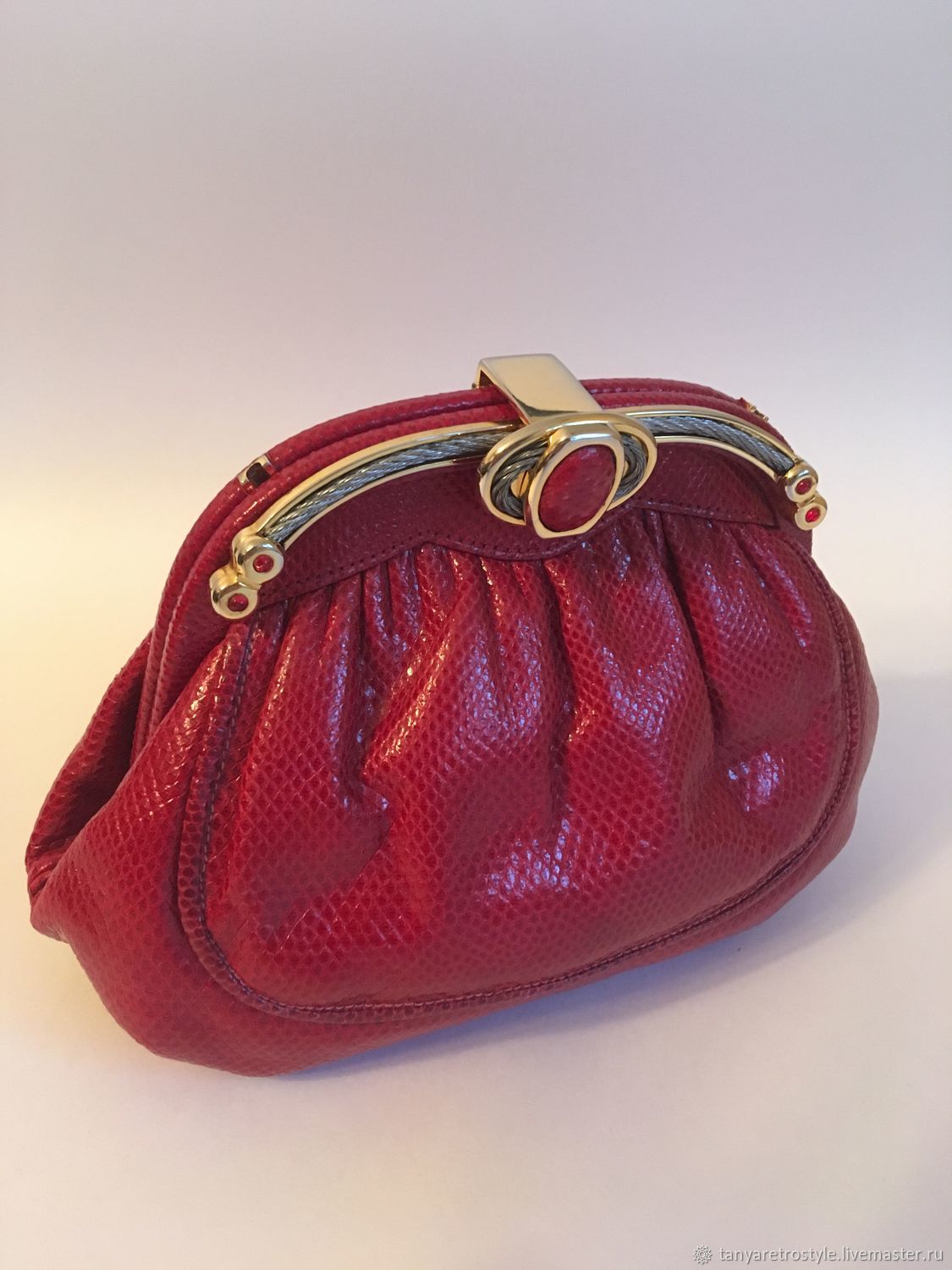 Винтаж: Сумки винтажные: красная сумка из кожи пресноводной змеи  .