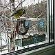 The feeder is mounted on the glass using suction cups

