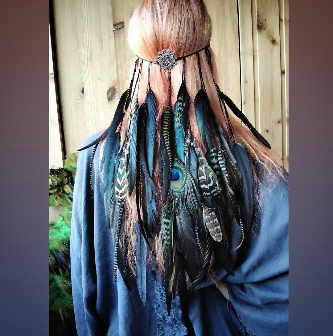 Перья вплетенные в волосы