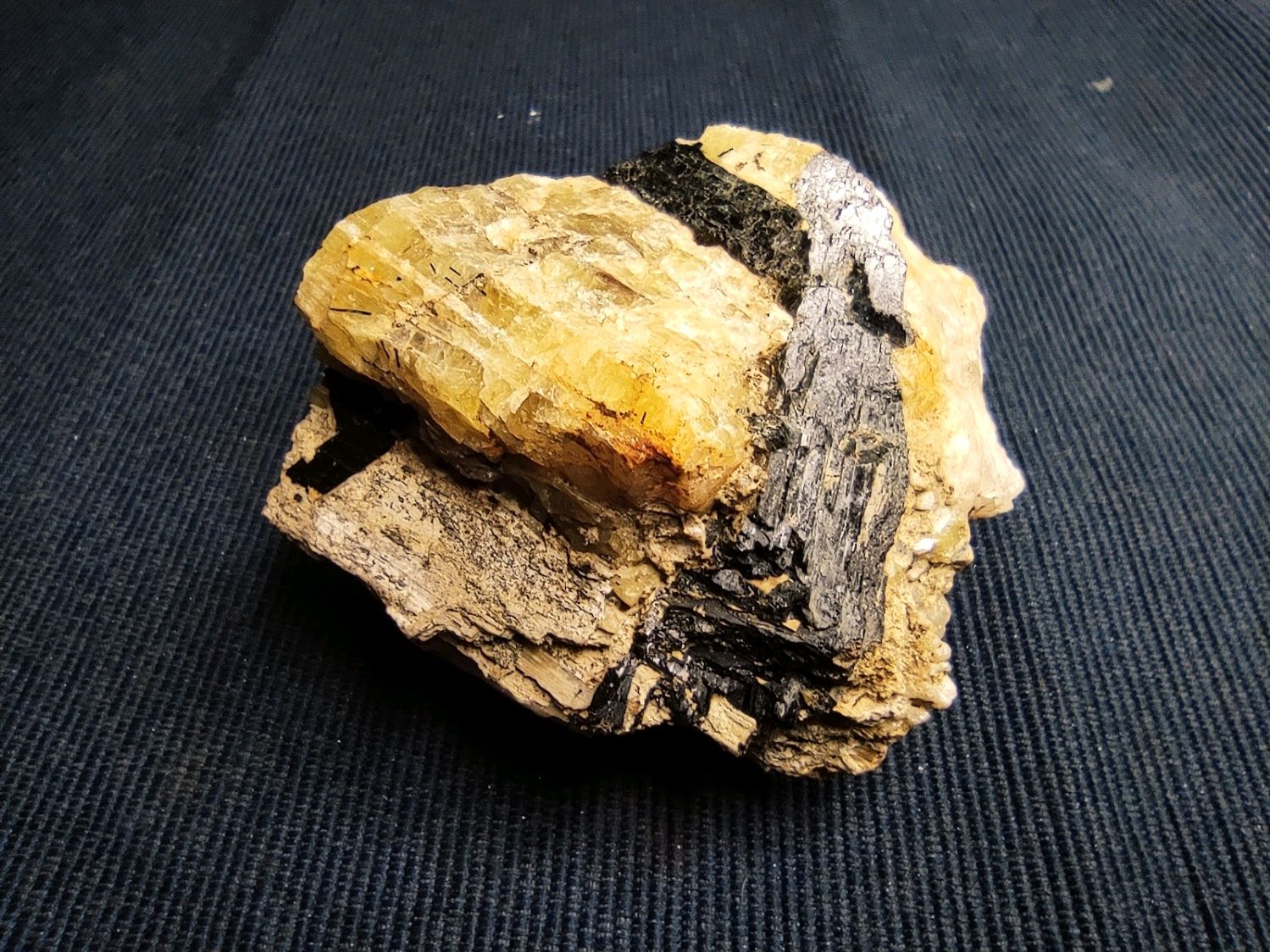 Кристаллы саамита( апатита) , магнезиоарфведсонита в интернет-магазине ...