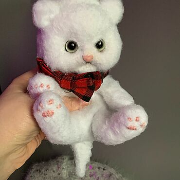 Куклы и игрушки ручной работы. Ярмарка Мастеров - ручная работа Котёнок вязаный , необычный котёнок Кефир, белый котёнок с бантом.. Handmade.