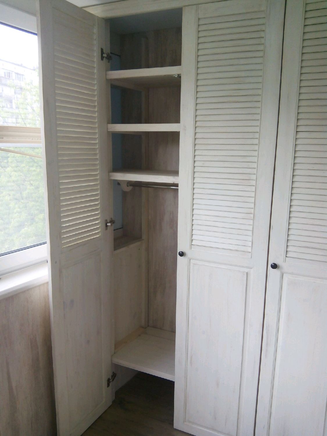 Шкаф на балкон из мебельного щита