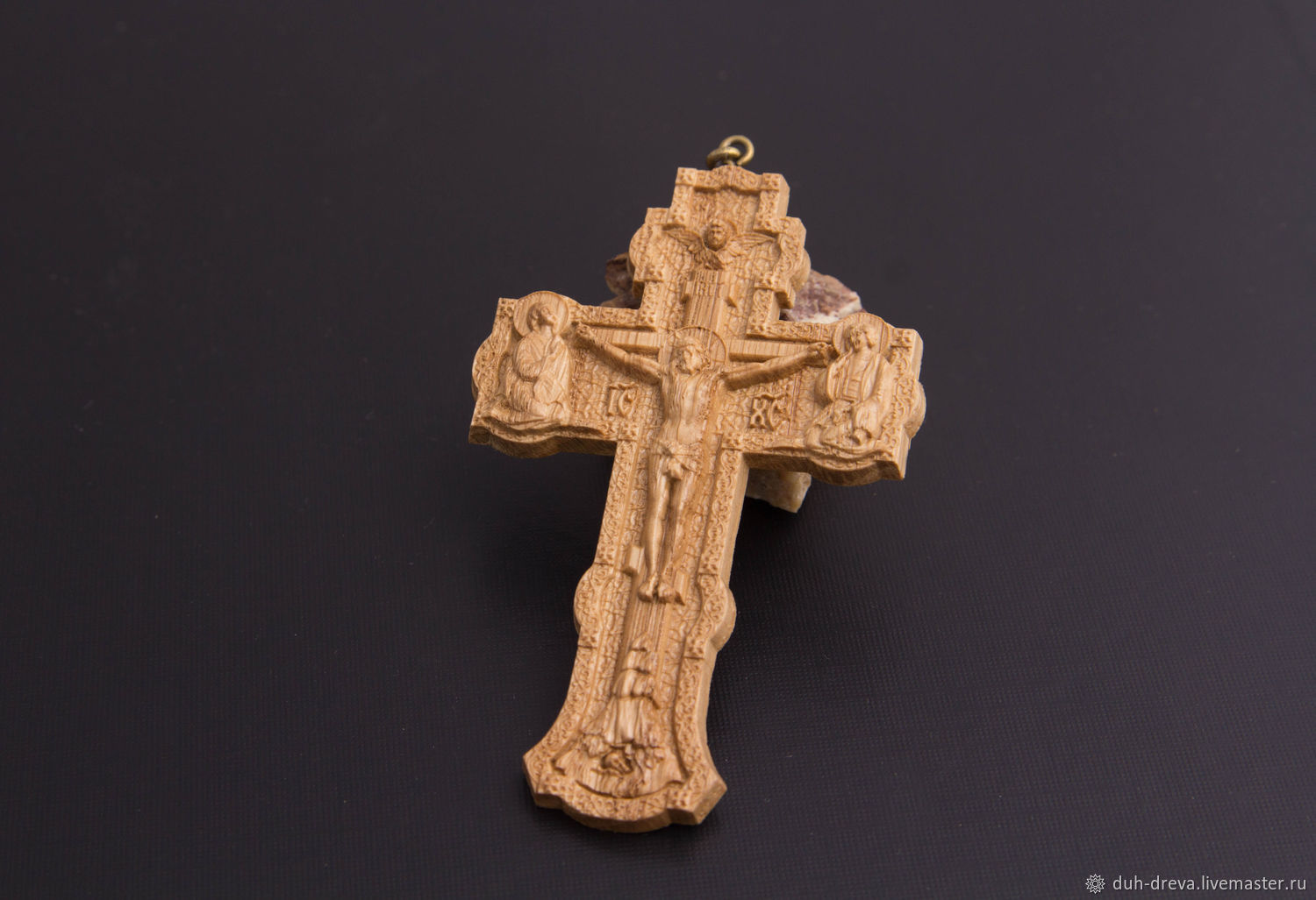 Православные нательные деревянные. Деревянный крестик. Крест нательный деревянный. Крестик православный деревянный. Нательный крест из дерева.
