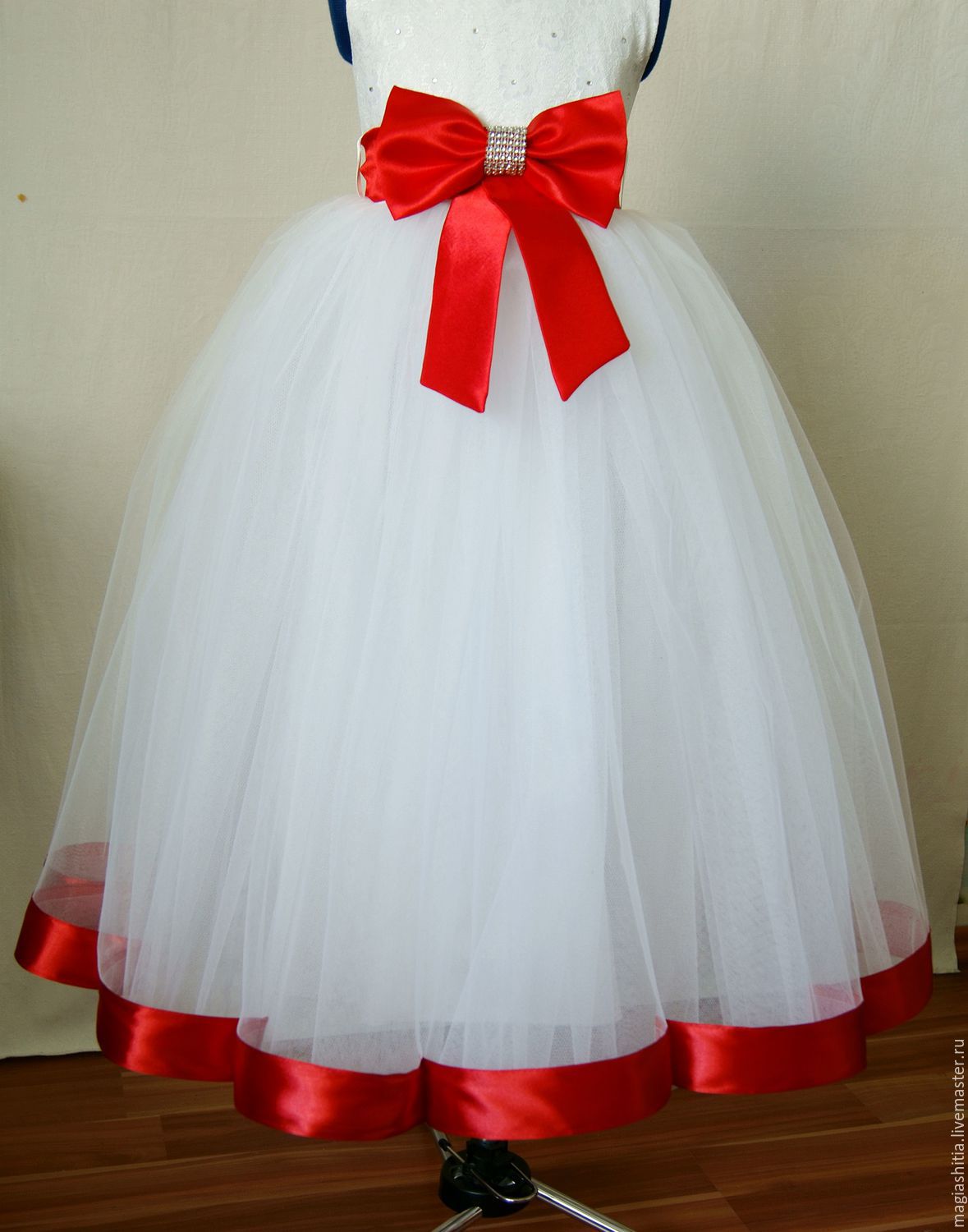 Белое платье с красным поясом для девочки