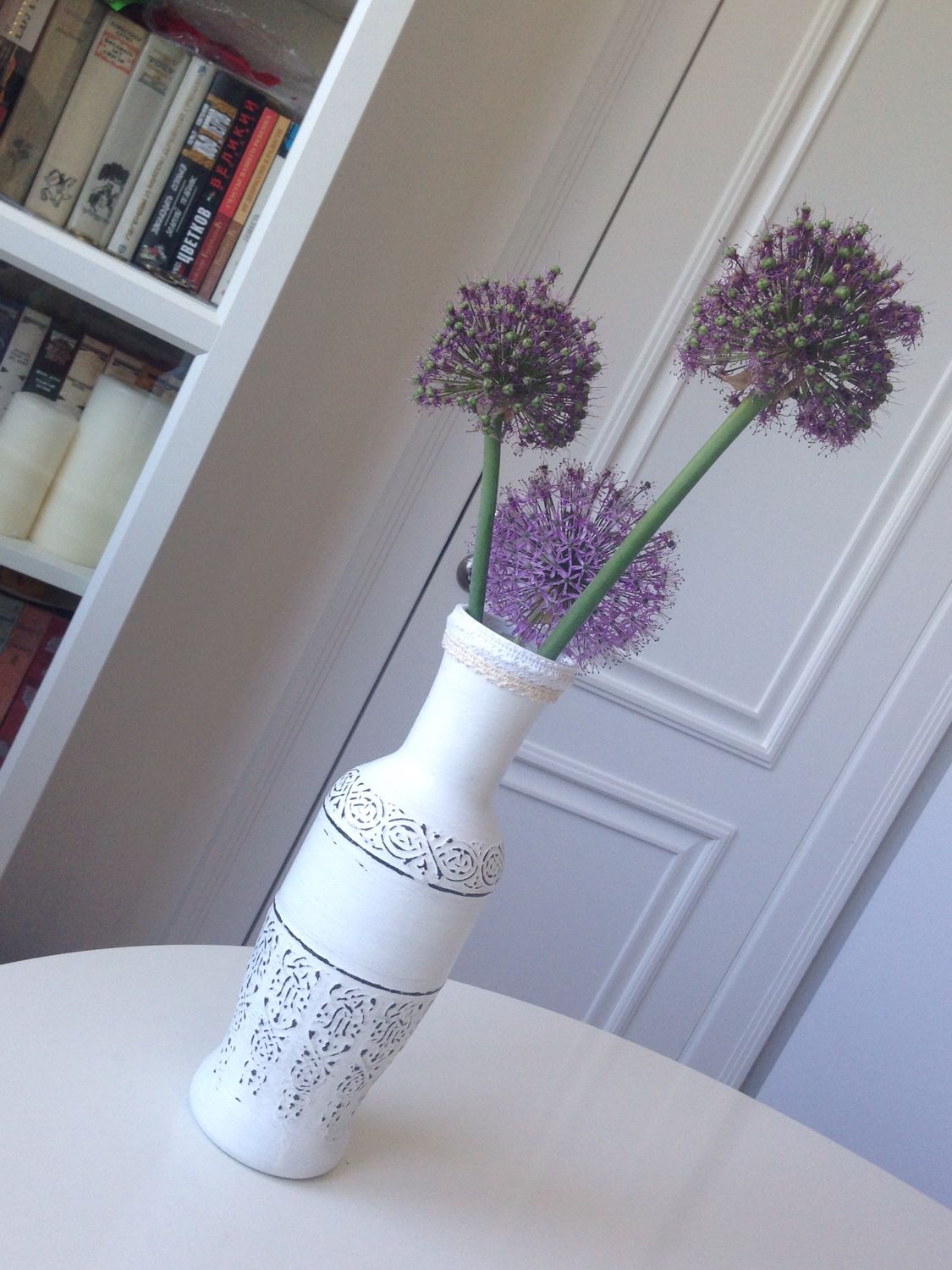 оригинальные вазы для цветов. ваза из бутылки. красивые стеклянные бутылки. декоративные бутылки. ваза из бутылки стеклянной.