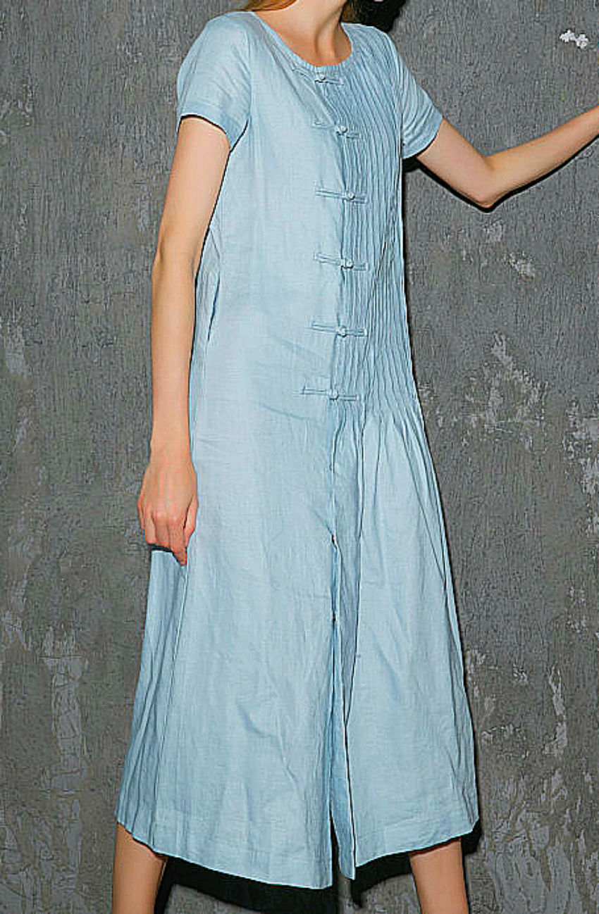 Голубое платье из льна
