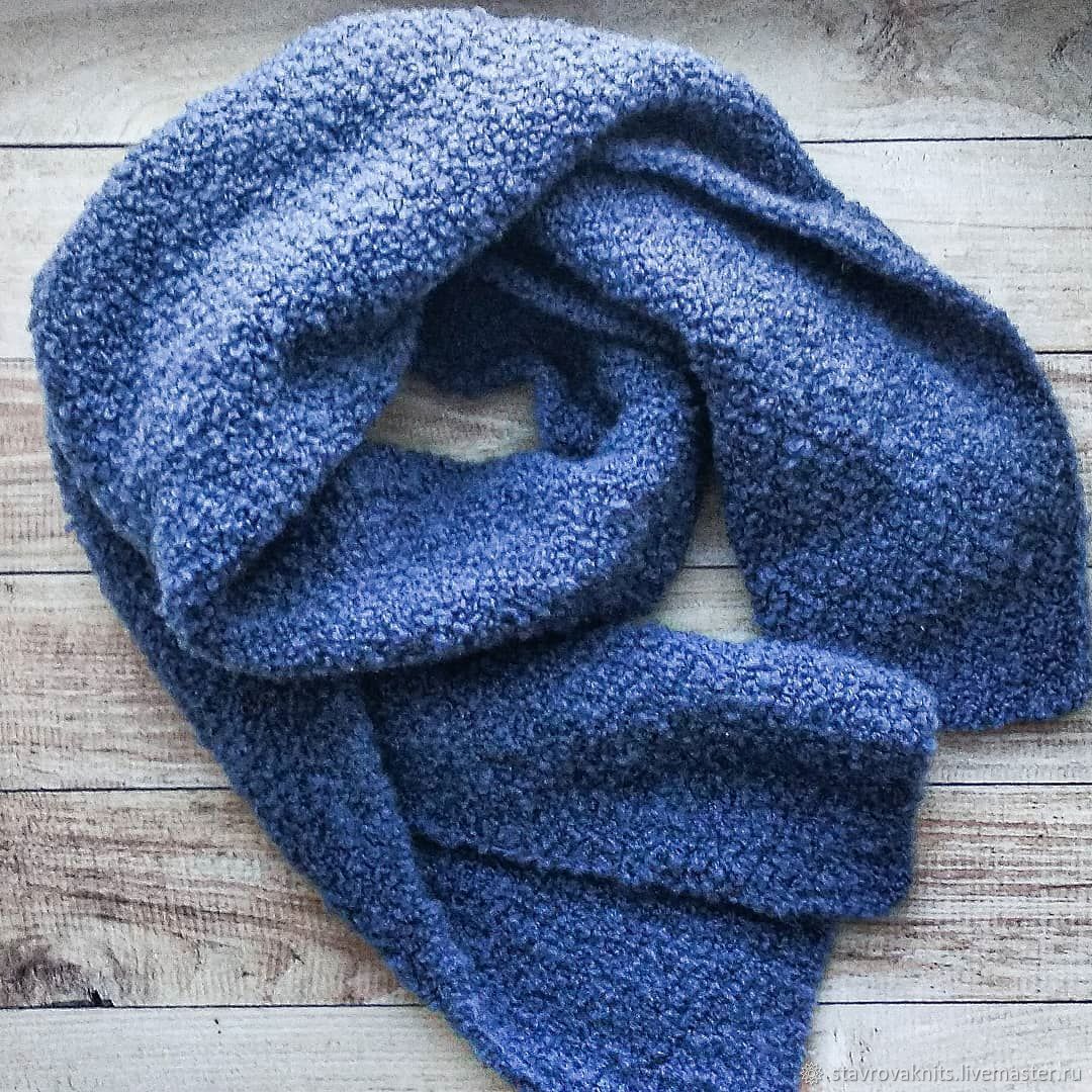 Синий вязаный шарф
