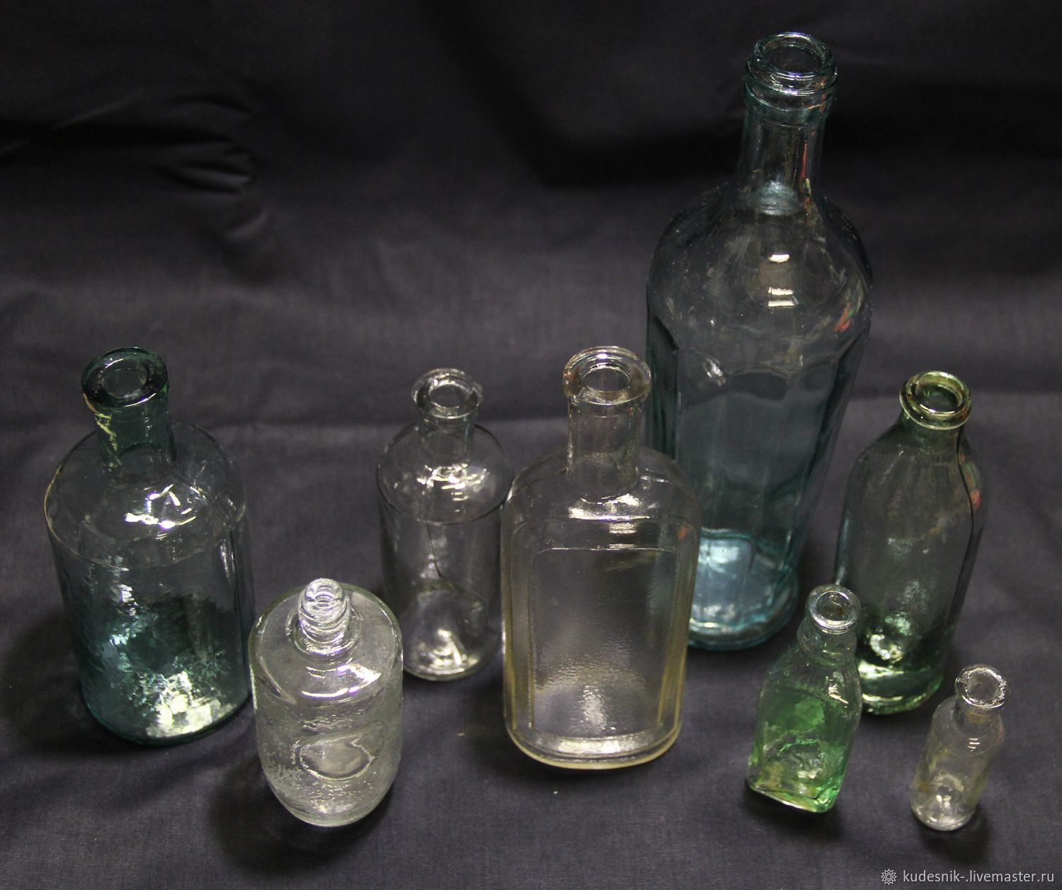 Бутылочка стар. Старинные бутылки. Старинные бутылки и флаконы. Старые стеклянные бутылки. Стеклянные бутылочки старинные.