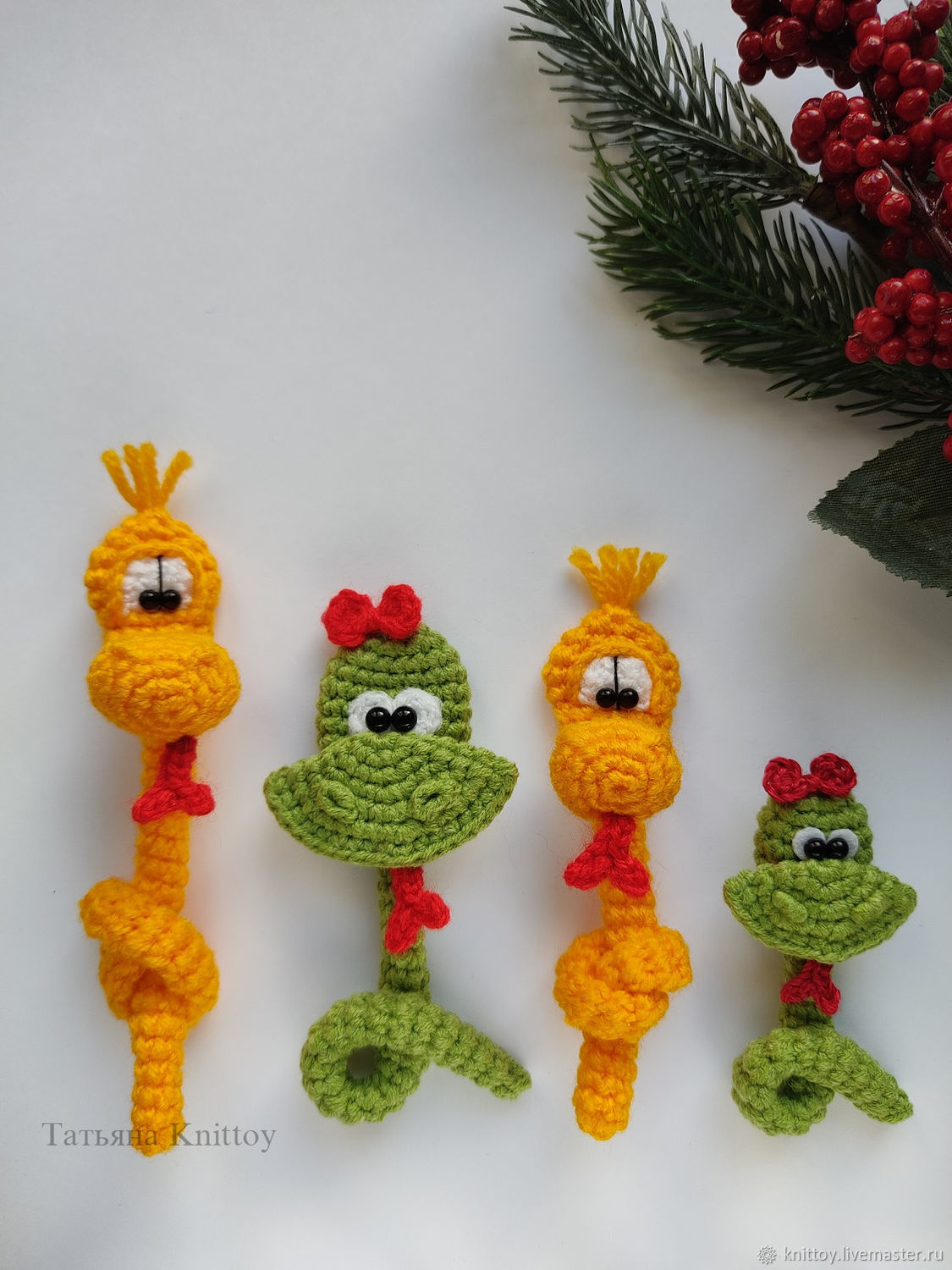 Игрушки амигуруми змея. Вязаная змея. Связать змейку крючком символ года. Вязаная змея крючком. Вязаные змеи крючком.