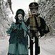 Гусар, на саблю опираясь,\r\nВ глубокой горести стоял;\r\nНадолго с милой разлучаясь,\r\nВздыхая, он сказал:\r\n“Не плачь, красавица! Слезами\r\nКручине злой не пособить!\r\nКлянуся честью и усами,Люб