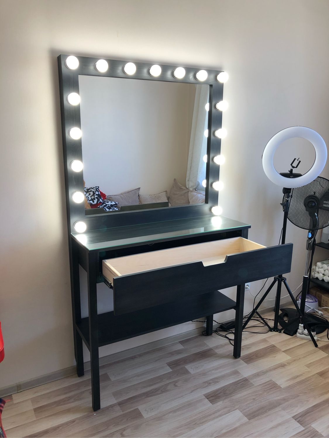 стол для бровиста с зеркалом и подсветкой