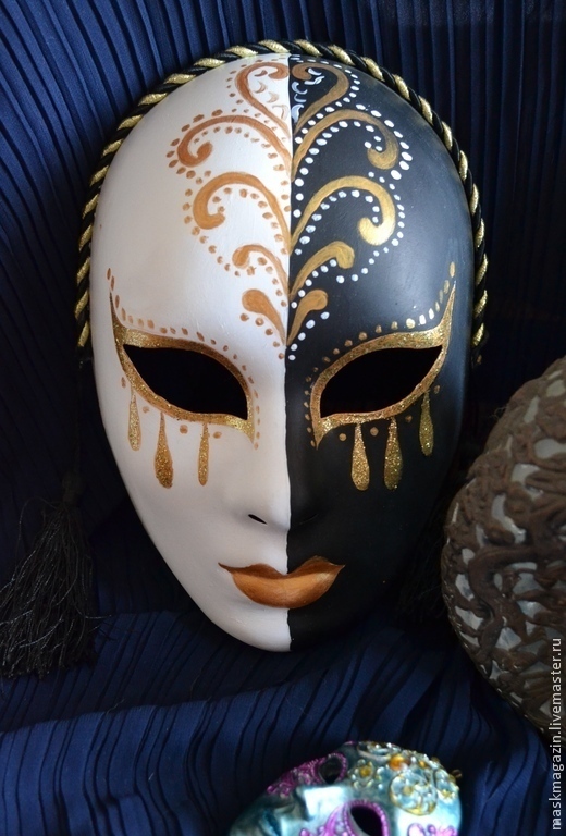 Красиво раскрасить маску. Венецианская маска Маттачино. Маска карнавальная черная. Маски расписные. Роспись венецианских масок.