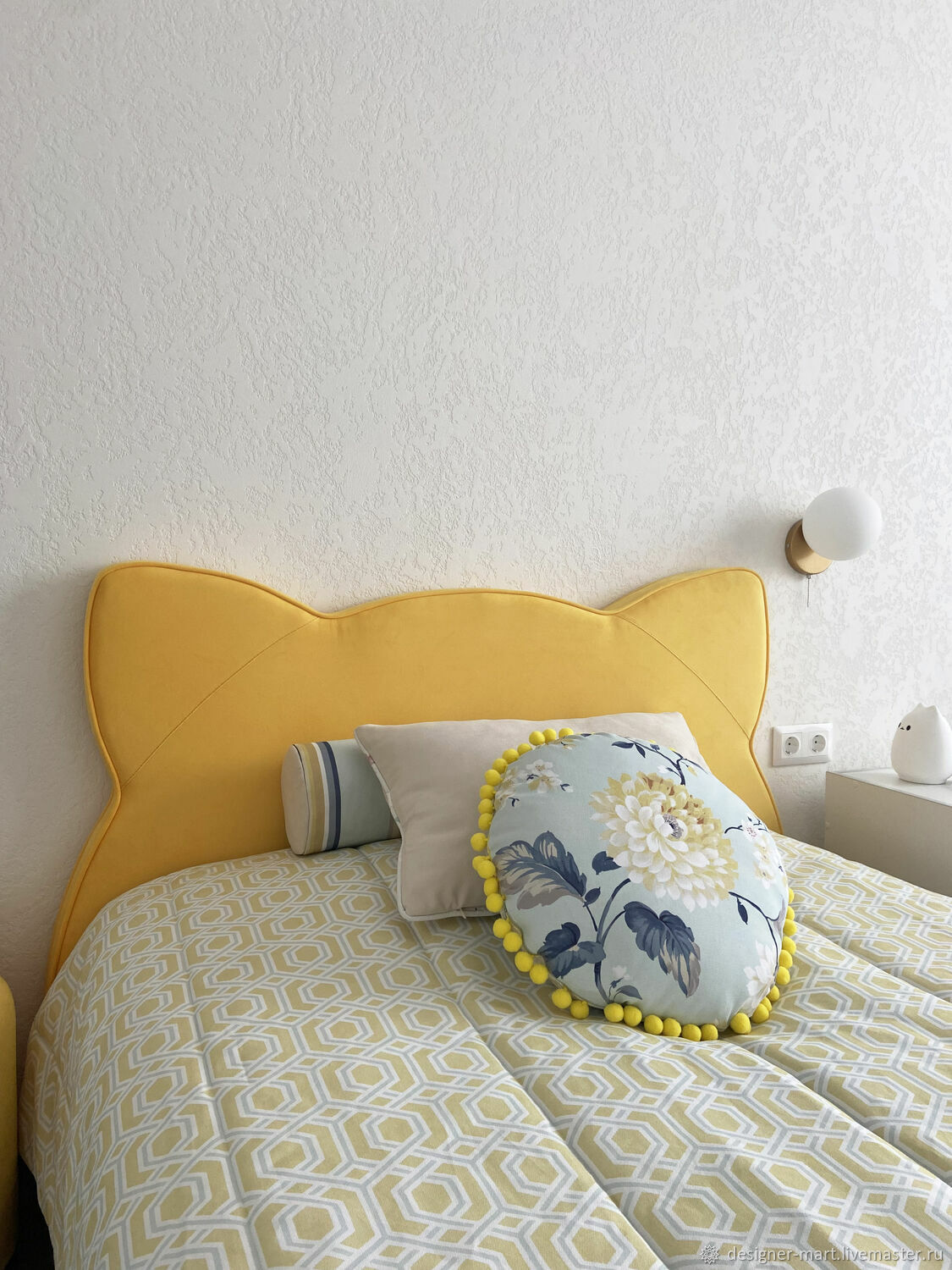 Желтое покрывало на кровать в интерьере