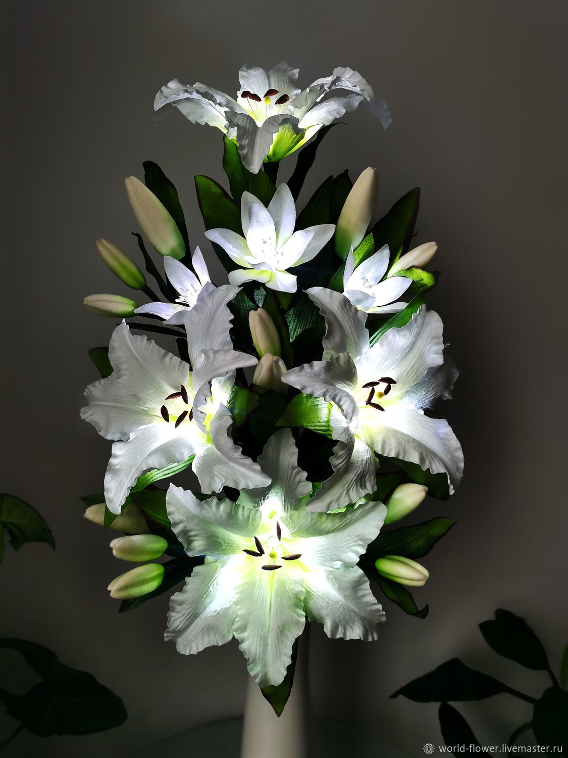 снежная лилия. лилия сноу ворлд. снежные лилии. красивые лилии в снегу. белые лилии на снегу.