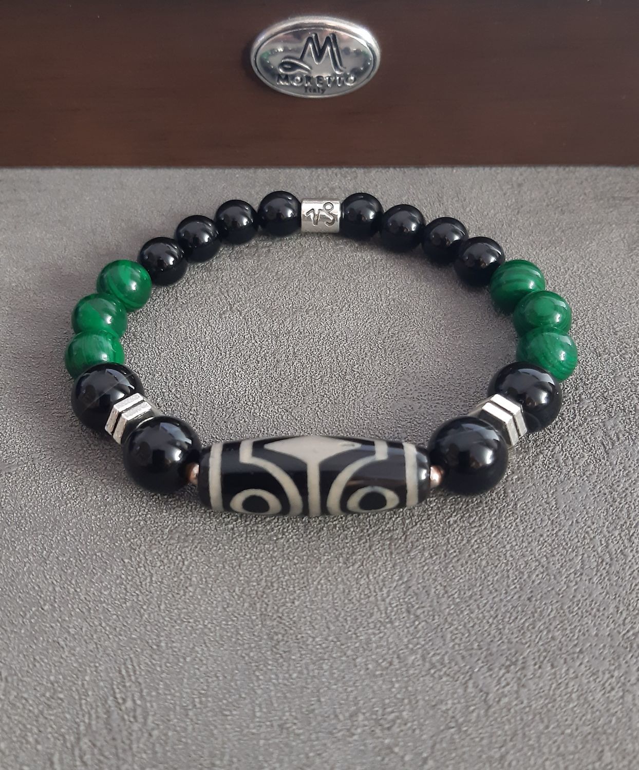 Агат черный камень кому подходит по знаку зодиака женщине. Черный агат и черный оникс. Черный агат по знаку зодиака. Черный агат какому знаку зодиака. Оникс камень черный знаку зодиака.