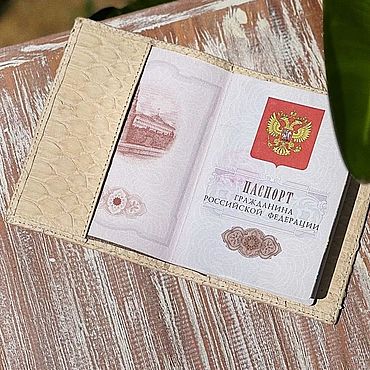 Сумки ручной работы. Ярмарка Мастеров - ручная работа Обложка на паспорт из кожи питона бежевая. Handmade.