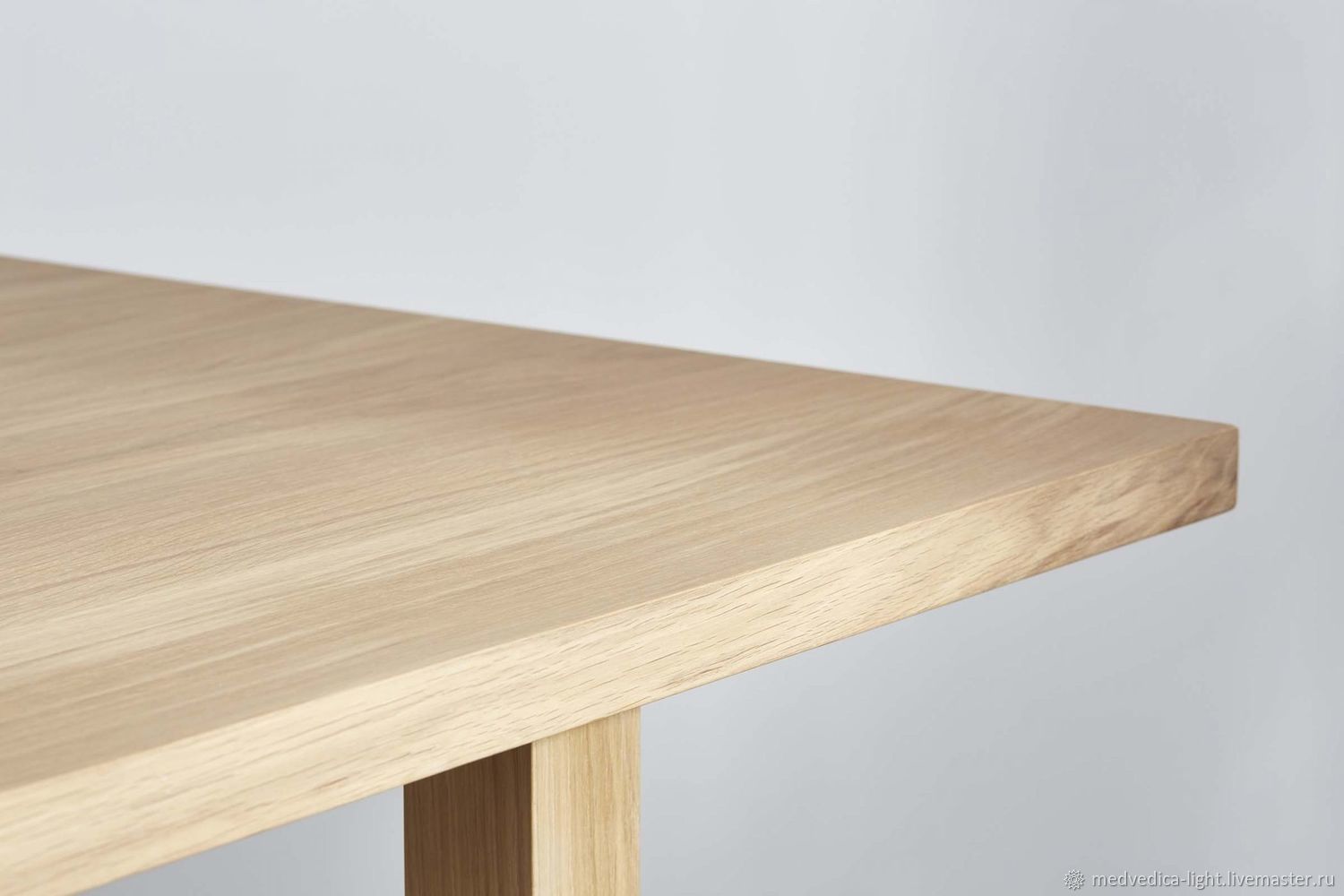 Гладкий край стола. Край стола. Стол из светлого дерева. Край деревянного стола. Стол дуб.