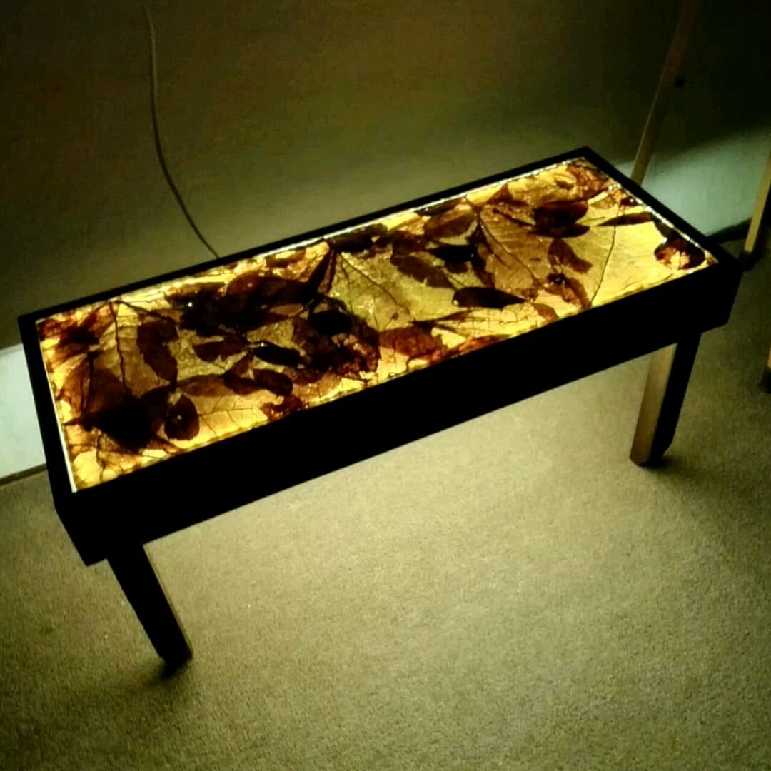 стол из дерева с подсветкой