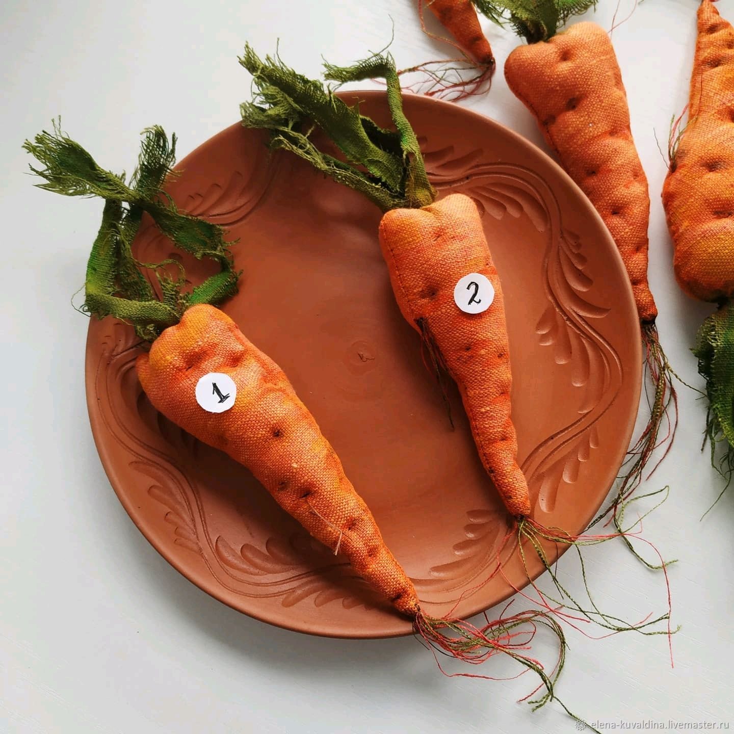 Елочная игрушка морковка