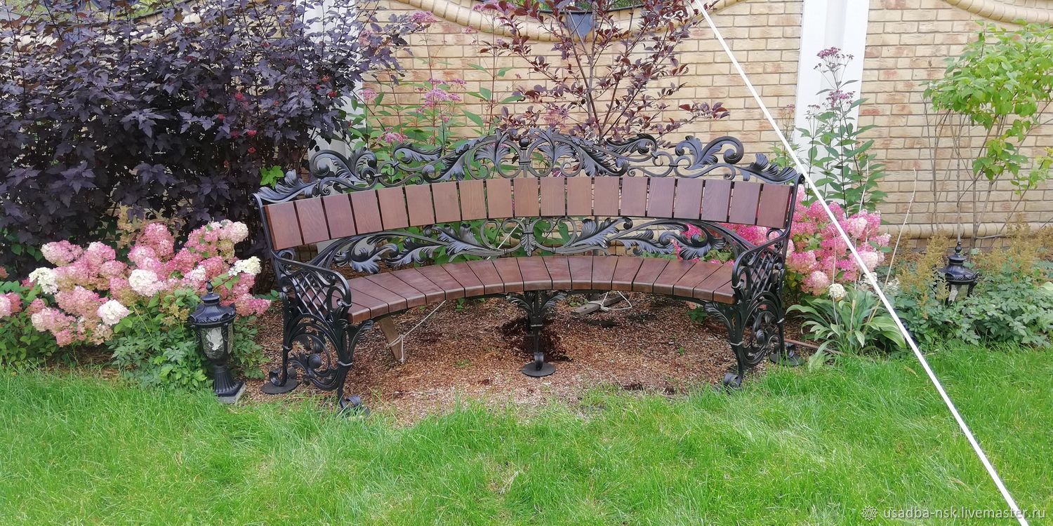 Кованная полукруглая скамейка для сада