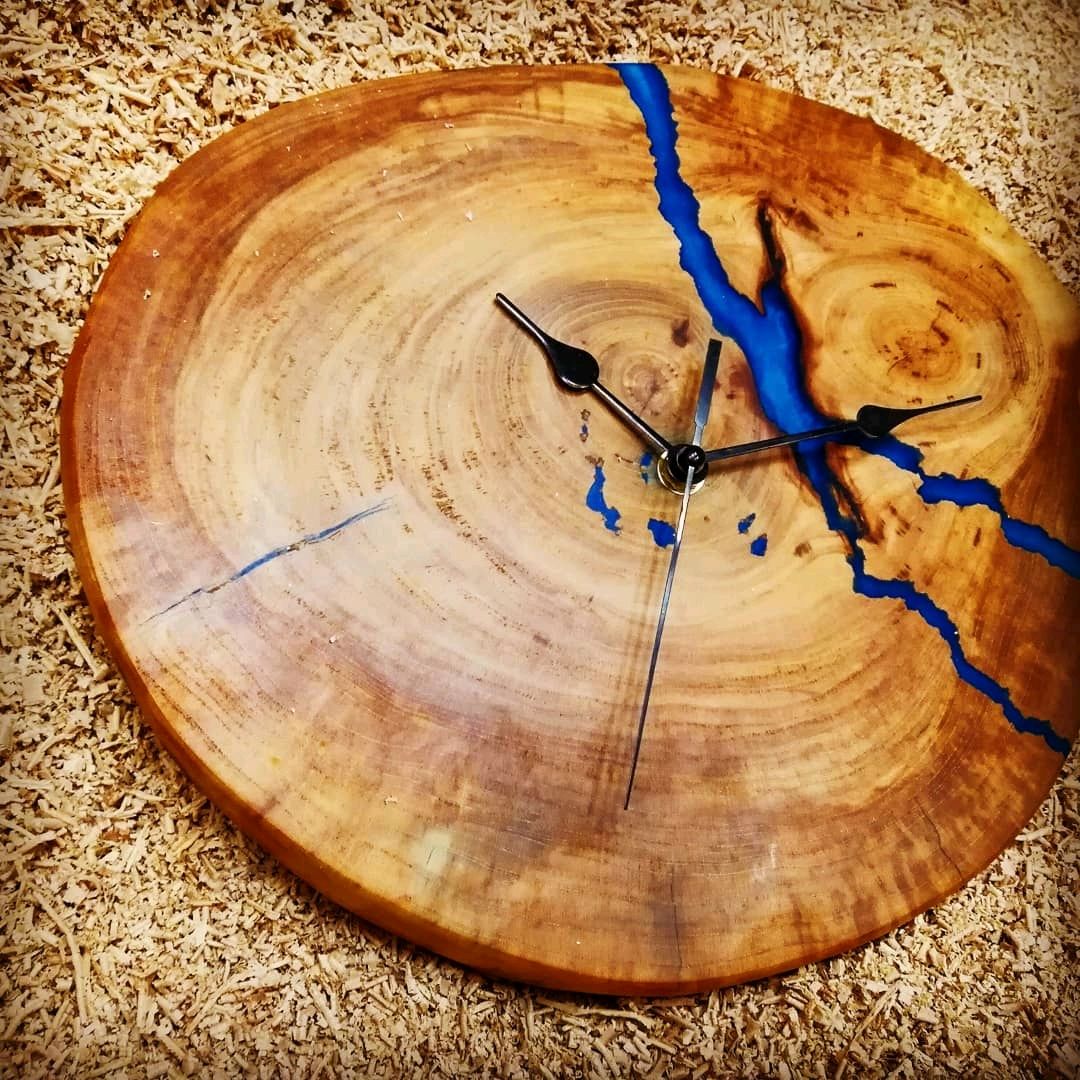 Часы на дереве