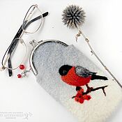 Сумки и аксессуары handmade. Livemaster - original item Felted eyeglass case made of merino wool Bullfinch on mountain ash. Handmade.