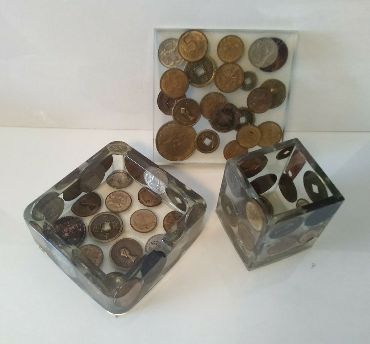 Журнальный столик с монетами