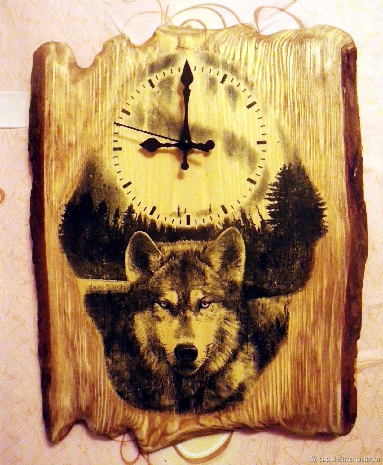 Часы с волком