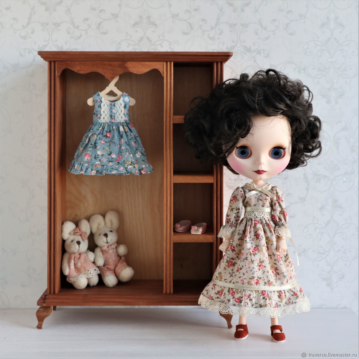 Шкаф для коллекции кукол