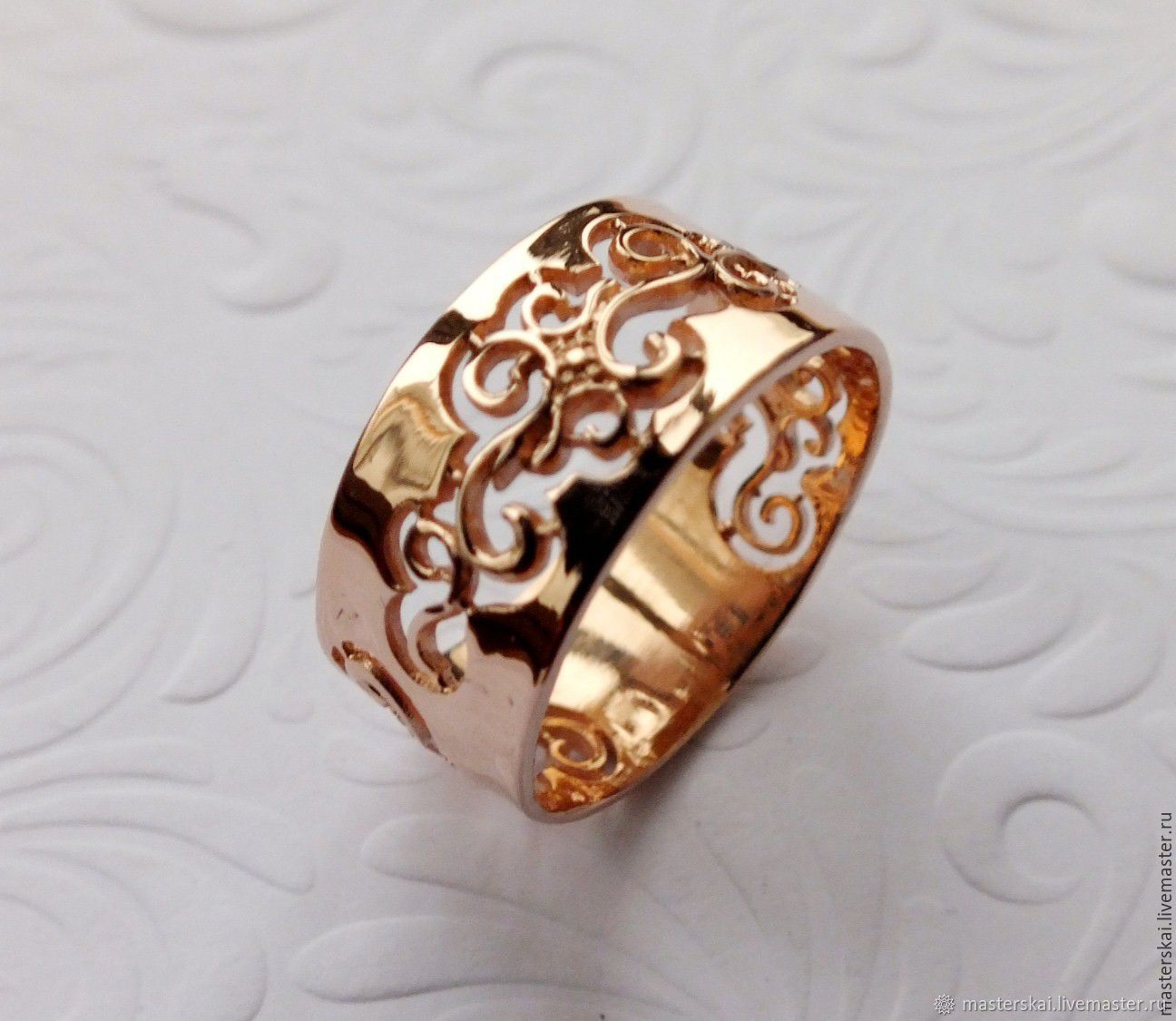 Широкое кольцо из золота с камнями фото