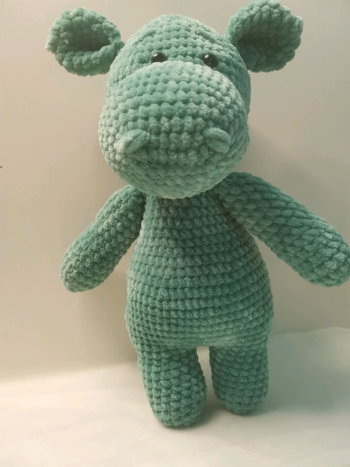 Вязаные бегемотики из плюшевой пряжи. Бегемотик девочка крючком. Бегемотик амигуруми. Вязаный бегемот. Вязаный бегемот.