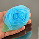 Цветок из ткани (огранза) крупный с листочком
Цветок можно использовать как украшения для волос, так и в скрапбукинге
Диаметр цветка 7 см, высота 4 см
Цвет голубой