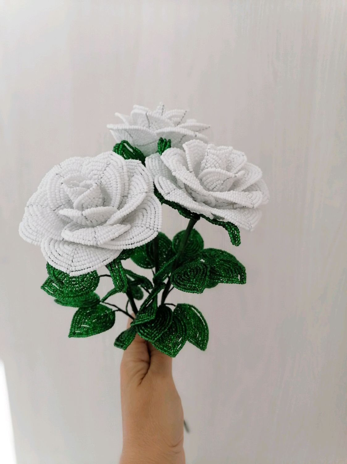 Цветы из бисера Белые розы купить в интернет-магазине Ярмарка Мастеров поцене 3300 ₽ – L7U4QRU