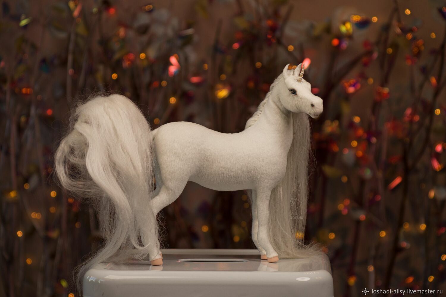 Алиса лошадка. Белый Единорог. Алиса что такое жеребец. Маленькая силиконовая белая лошадь с желтыми волосами игрушка. Лошадь Единорог дедушка.