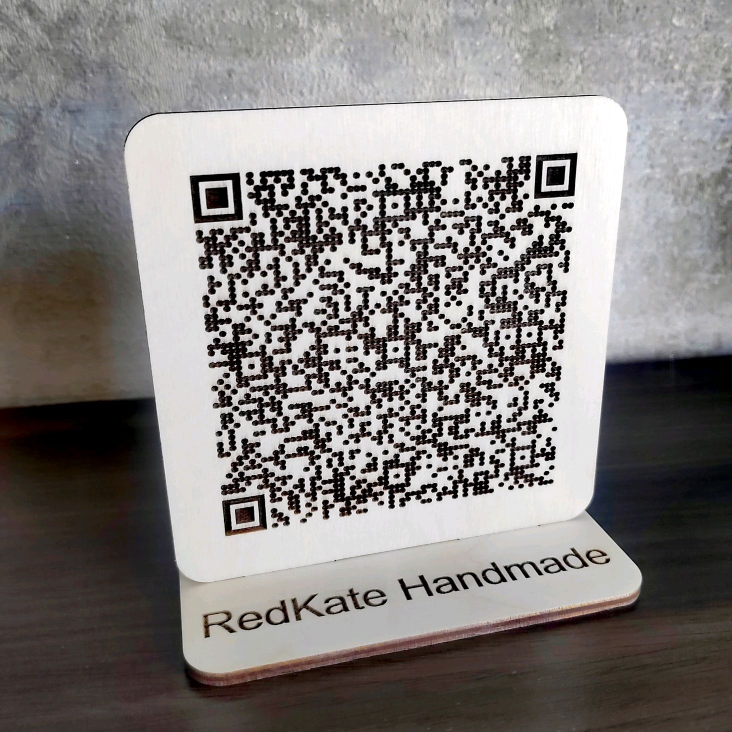 Пластиковая визитка с qr кодом. Стильные визитки с qr кодом. Визитки с qr кодами. Визитка с qr кодом и логотипом. Визитка с qr.