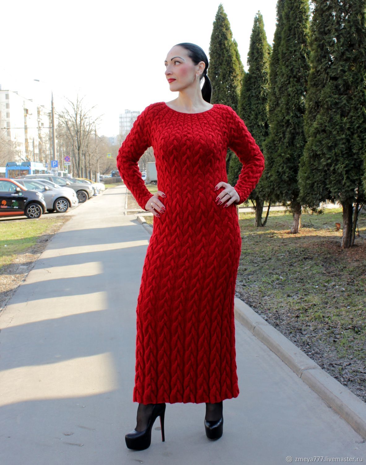 Длинное вязаное платье