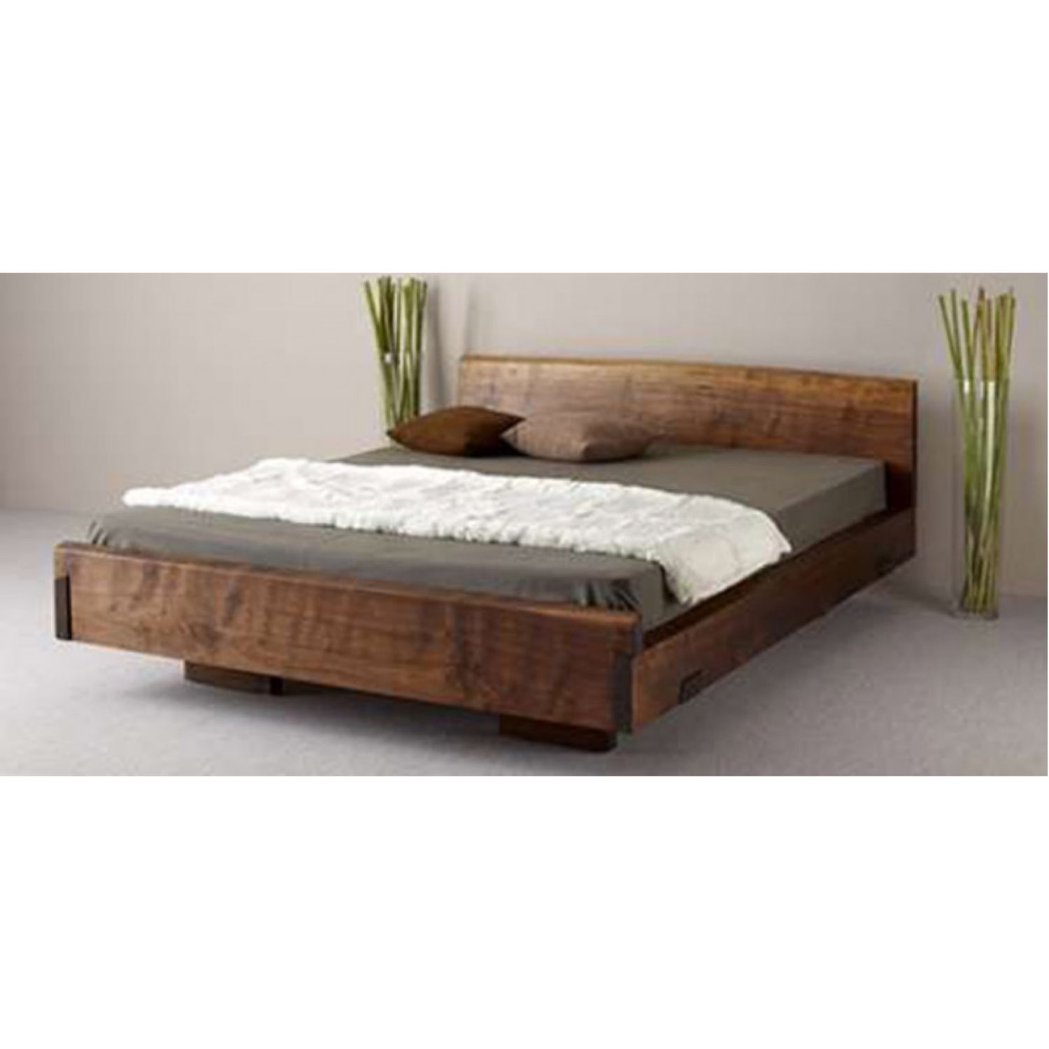 Кровать двуспальная из цельного дерева