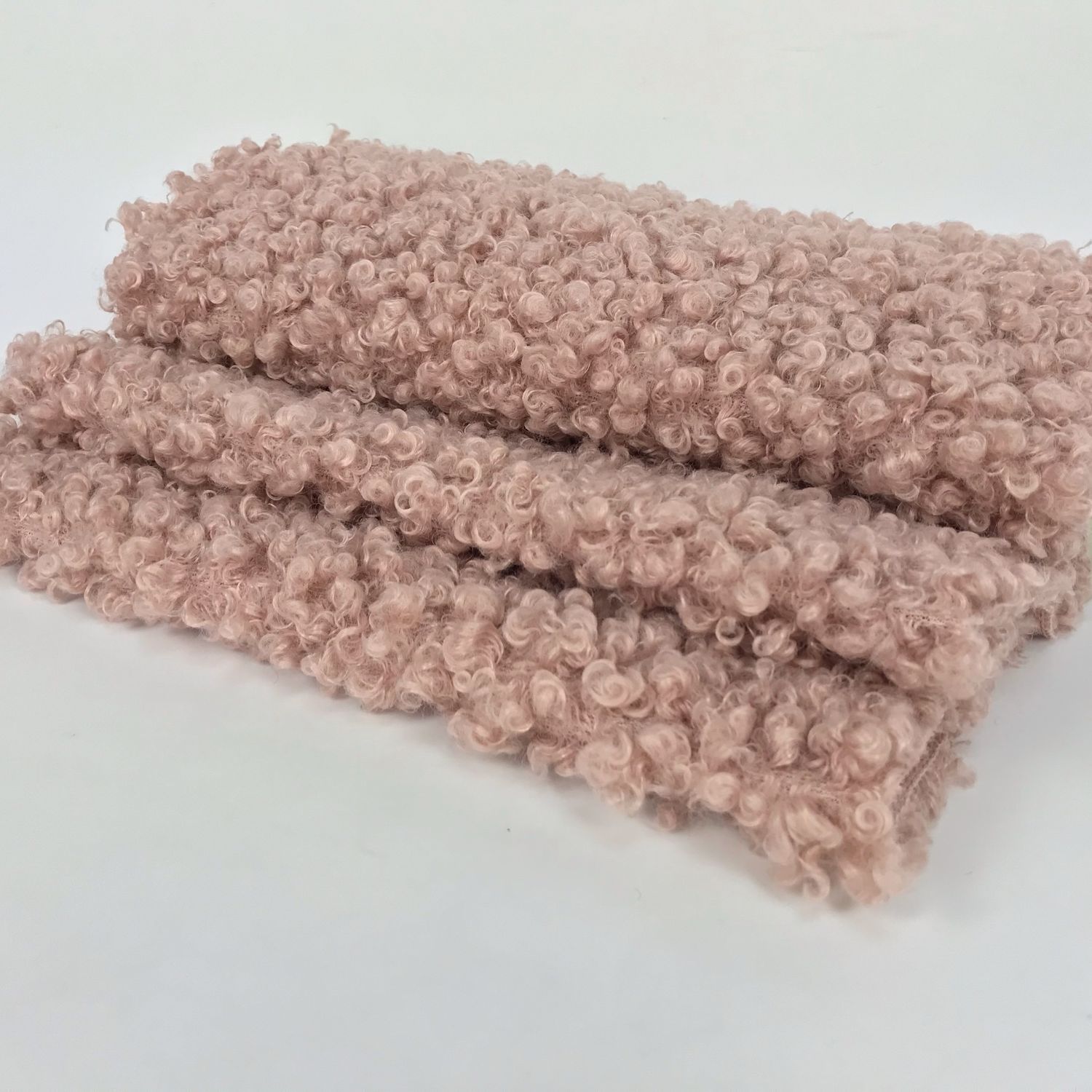 Аметист ткани букле. Мех букле для игрушек. Искусственное букле. Искусственный мех барашек. Искусственный мех букле.