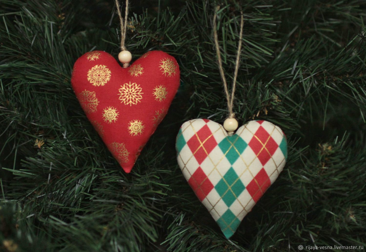 елка украшенная сердечками. фетровые игрушки на елку. сердечко на елку своими руками. елка украшенная сердечками. новогодний декор из фетра.