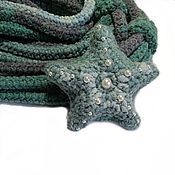 Вязаный шарф-колье со съемной брошью Настроение цвета зеленого мха