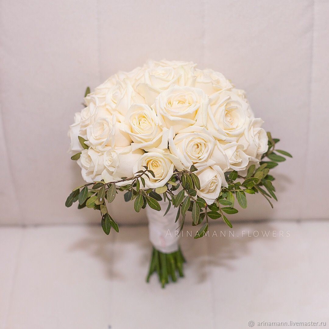 Свадебный букет невесты из 11 роз White O'Hara и эвкалипта купить в СПб